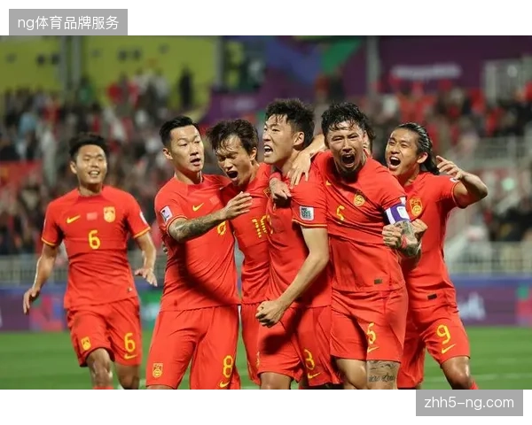 国足热身赛暴露出防线不稳问题，朱辰杰的失误导致丢球，防守专注度需提升